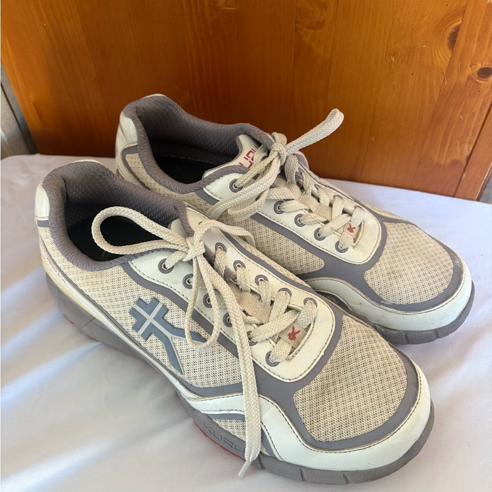 KURU Carrera Sneakers in Cream and Gray with Red Accents - Picture 3 of 14
